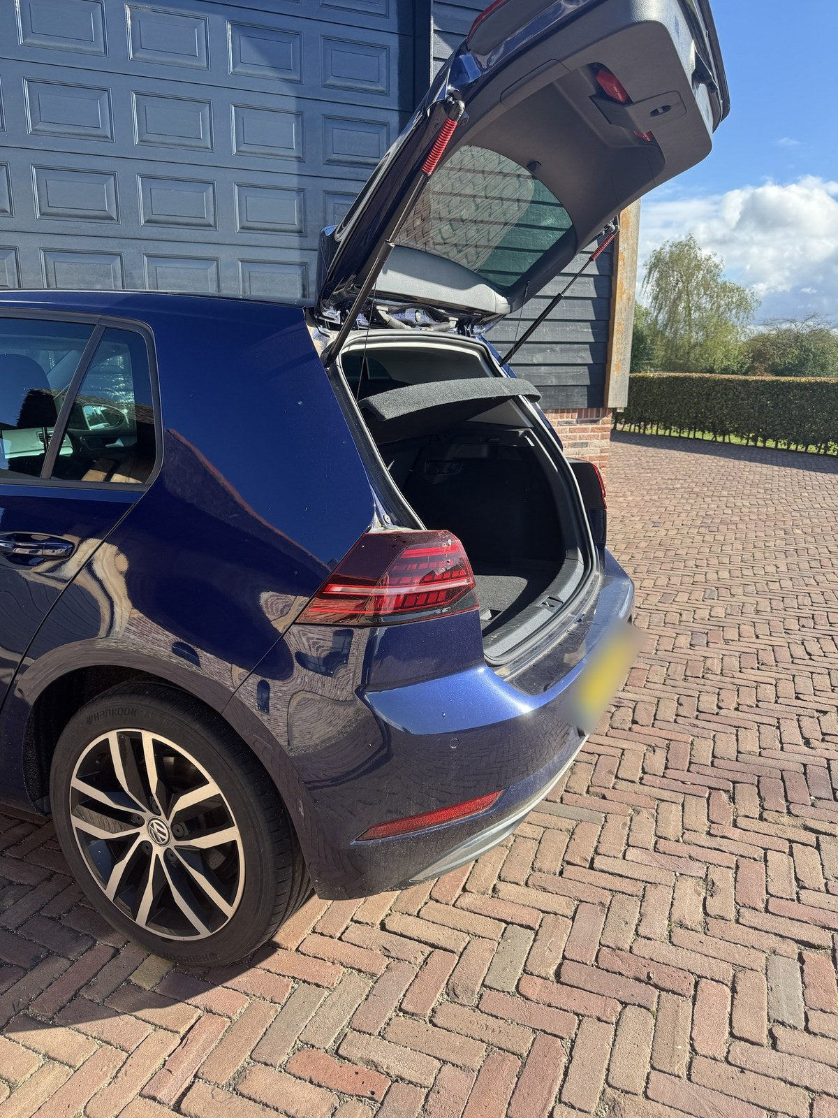 Golf met geopende achterklep: de klep springt automatisch open dankzij gasveren met veer